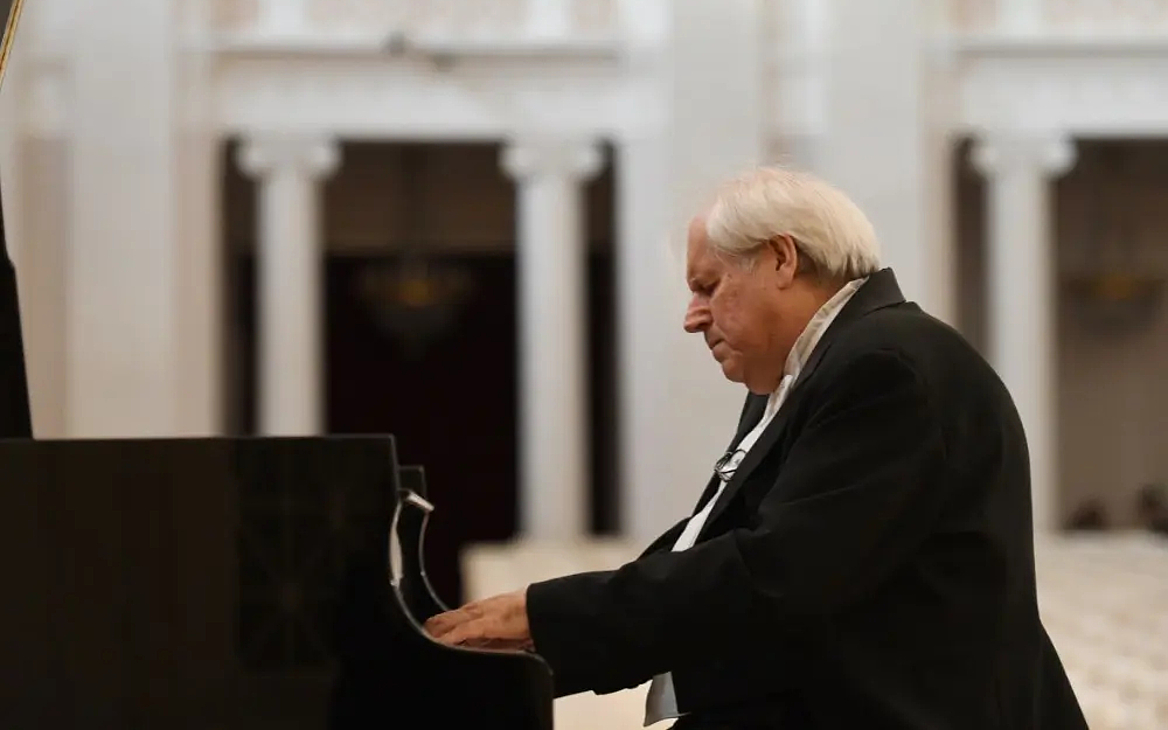 Das Foto zeigt den Pianisten Grigory Sokolov am klavier im Provil aus UNtersicht.
