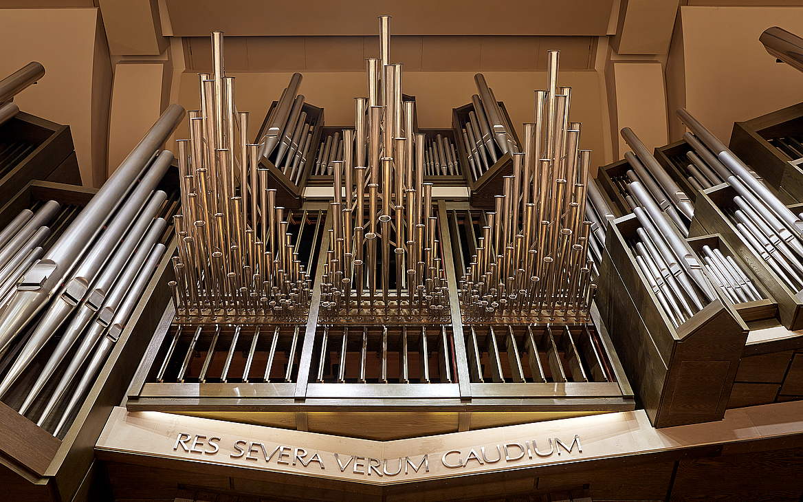 Das Foto zeigt die Schuke-Orgel im Großen Saal des Gewandhauses.