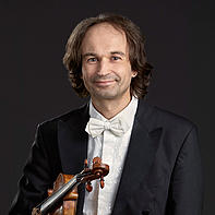 Das Foto zeigt den ersten Konzertmeister der ersten Violinen des Gewandhausorchesters.