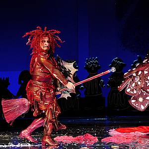 Das Foto zeigt eine Szene aus der Oper Hänsel und Gretel.