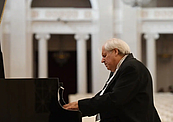 Das Foto zeigt den Pianisten Grigory Sokolov am klavier im Provil aus UNtersicht.