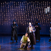Das Foto zeigt eine Szene aus der Oper Tosca.