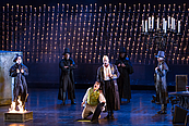 Das Foto zeigt eine Szene aus der Oper Tosca.