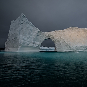 Auf dem Bild sind Eisberge in Grönland zu sehen. 
