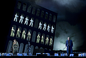 Das Foto zeigt eine Szene aus der Oper Die Walküre.