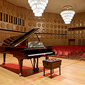 Das Foto zeigt einen Steinway Flügel im Mendelssohn-Saal des Gewandhauses zu Leipzig.