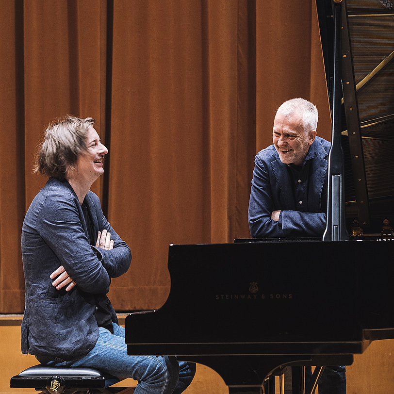Das Foto zeigt den Komponisten Bernd Franke und den Jaa-Pianisten Michael Wollny im Interview im Mendelssohn-Saal des Gewandhauses.