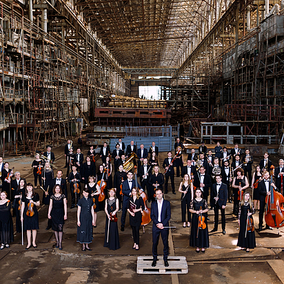 Portraitfoto des Kyiv Symphony Orchestra in einer leeren Fabrikhalle in Kyiv.