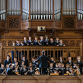 Das Foto zeigt das Gewandhausorchester und den Thomanerchor Leipzig unter der Leitung von Thomaskantor Andreas Reize in der Thomaskirche Leipzig.