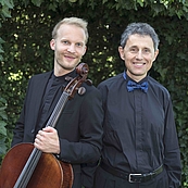Auf dem Bild sind die beiden Musiker Despond & Stanev zu sehen.
