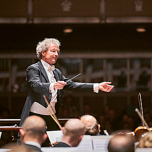 Das Foto zeig den Dirigenten Franz Welser-Möst von vorne. Das Foto ist entstanden beim Dirigieren des Cleveland Orchestra.