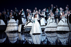 Das Foto zeigt eine Szene aus der Oper La Traviata.