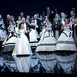 Das Foto zeigt eine Szene aus der Oper La Traviata.