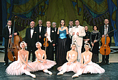Es ist das Ensemble inklusive Tänzerinnen zu sehen. 