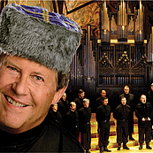 Auf dem Bild ist der Don Kosaken Chor vor einer Orgel zu sehen.