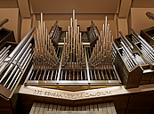 Das Foto zeigt die Schuke-Orgel im Großen Saal des Gewandhauses.