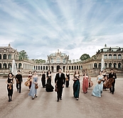 Auf dem Bild sind die Musiker des Dresdner Residenz Orchesters im Innenhof des Dresdner Zwingers zu sehen.