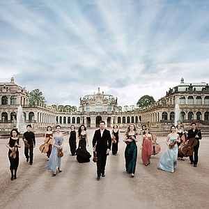 Auf dem Bild sind die Musiker des Dresdner Residenz Orchesters im Innenhof des Dresdner Zwingers zu sehen.