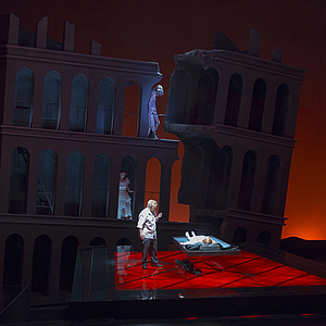 Das Foto zeigt eine Szene aus der Oper Siegfried.