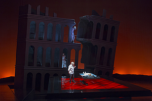 Das Foto zeigt eine Szene aus der Oper Siegfried.