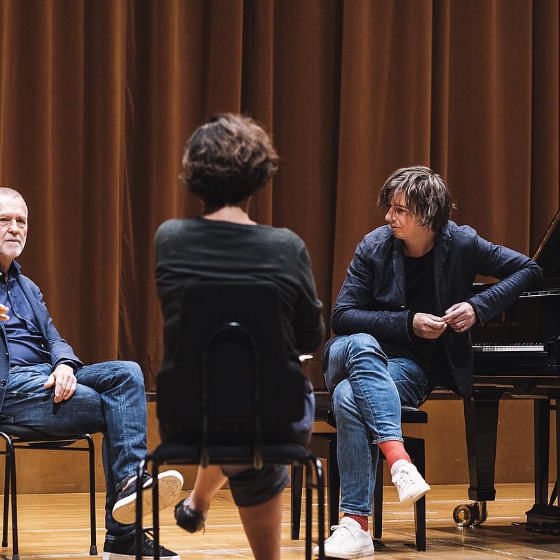 Das Foto zeigt den Komponisten Bernd Franke und den Jaa-Pianisten Michael Wollny im Interview im Mendelssohn-Saal des Gewandhauses.