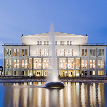 Das Foto zeigt das Leipziger Opernhaus von außen zur blauen Stunde.